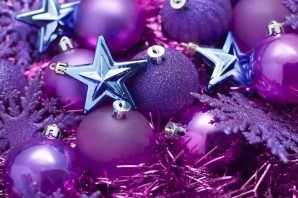 Елка с фиолетовыми шарами