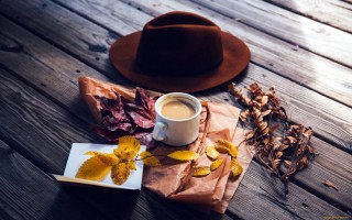 Шляпа с осенними листьями