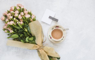 Нежный букет цветов и чашка кофе