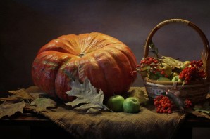 Корзина с тыквами и листьями
