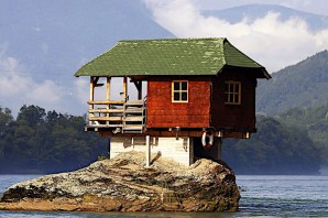 Дом на скале посреди моря