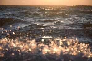 Блики на воде от солнца