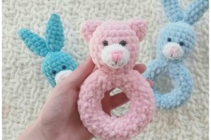 Маленькие игрушки из плюшевой пряжи