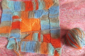 Плед спицами из остатков пряжи