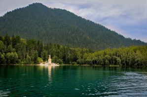 Озеро изумрудное иркутская область