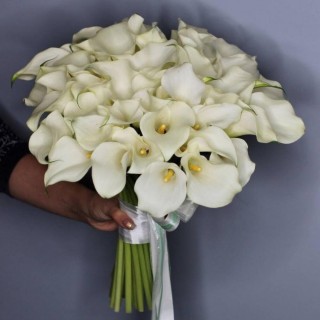 Белые каллы свадебный букет