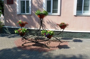 Уличные подставки для цветов