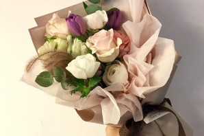 Упаковка букета в фоамиран