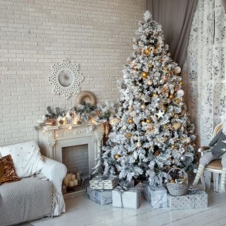 Красивая белая елка