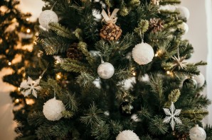 Елка с золотыми и белыми шарами