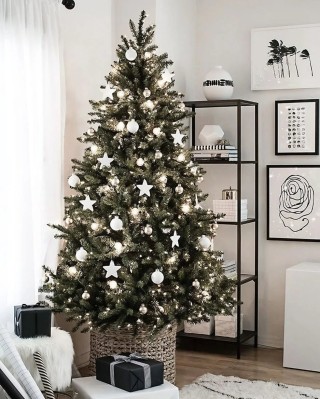 Новогодняя елка в белом стиле