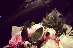 Цветы ночью в машине
