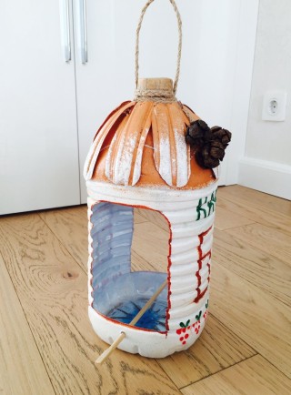 Кормушка из пятилитровой бутылки