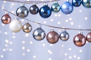 Гирлянда из елочных шаров