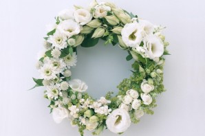 Венки из живых цветов