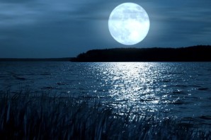 Отражение луны на водной глади