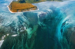 Маврикий водопад под водой