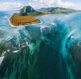 Маврикий водопад под водой