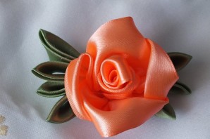 Цветок из атласной ленты