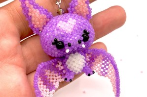 Летучая мышь из бисера амигуруми