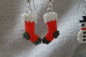 Новогодние сережки из бисера