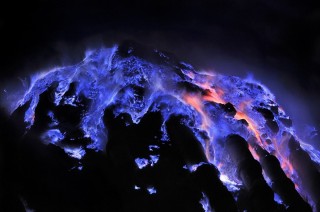 Вулкан с синей лавой