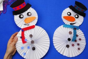 Снеговик из бумаги гармошкой