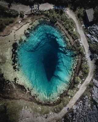 Самое голубое озеро в мире