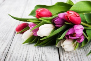 Букет тюльпанов на столе