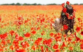 Девушка в поле с цветами