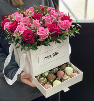 Цветы в коробке с днем рождения