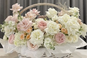 Нежные цветы в корзине