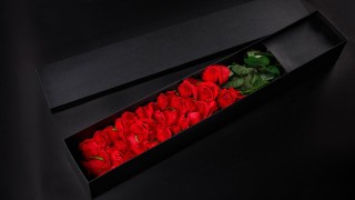 Розы в черной упаковке