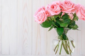 Букет цветов на столе