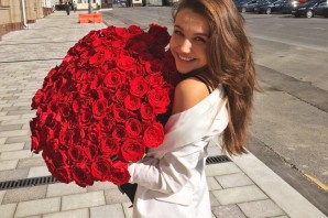 Девушка с букетом роз