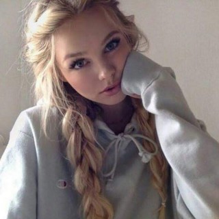 Красивая блондинка