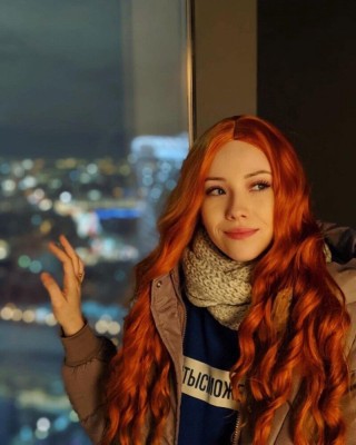 Рыжеволосая девушка