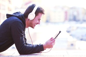 Парень в наушниках