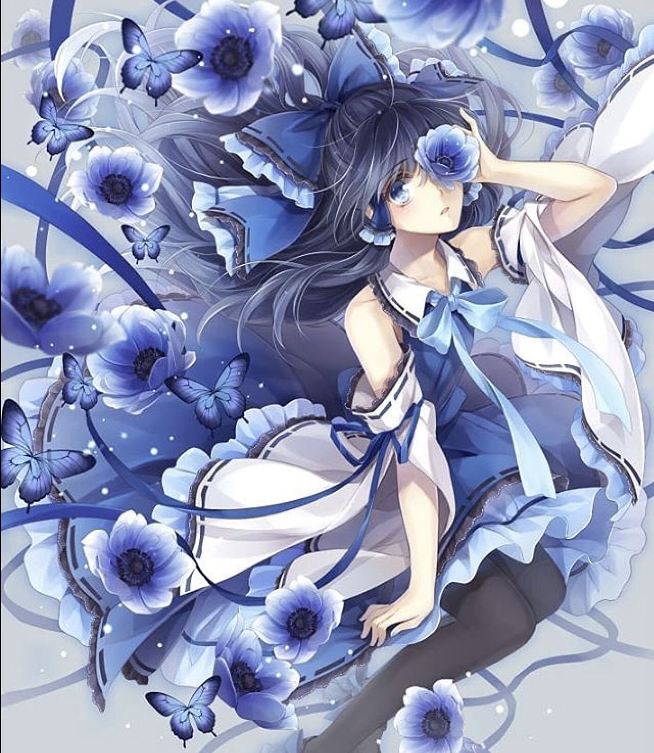 Девушка с синим цветом
