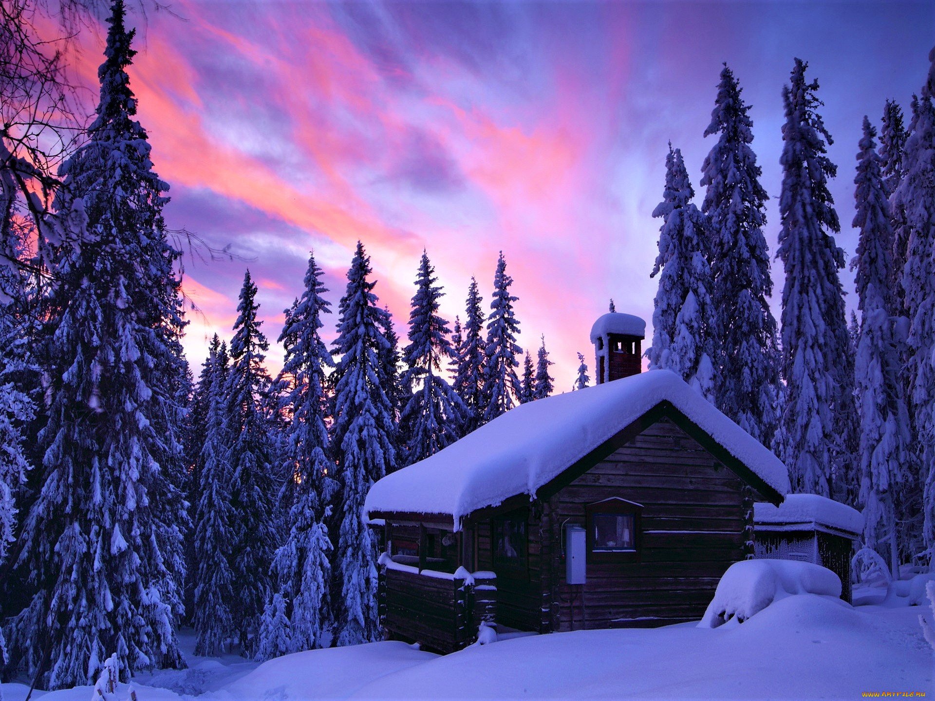 Зимние рабочие обои. Зимний дом. Домик в зимнем лесу. Заснеженный домик в лесу. Домик в лесу зимой.