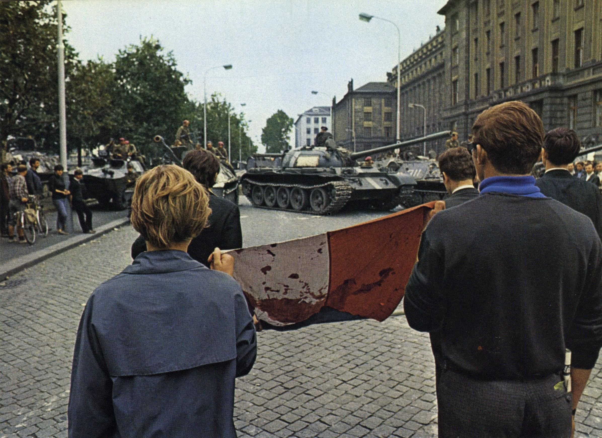 Последствия ввода войск овд в чехословакию. Операция Дунай 1968. Вторжение в Чехословакию 1968. Танки в Праге 1968.