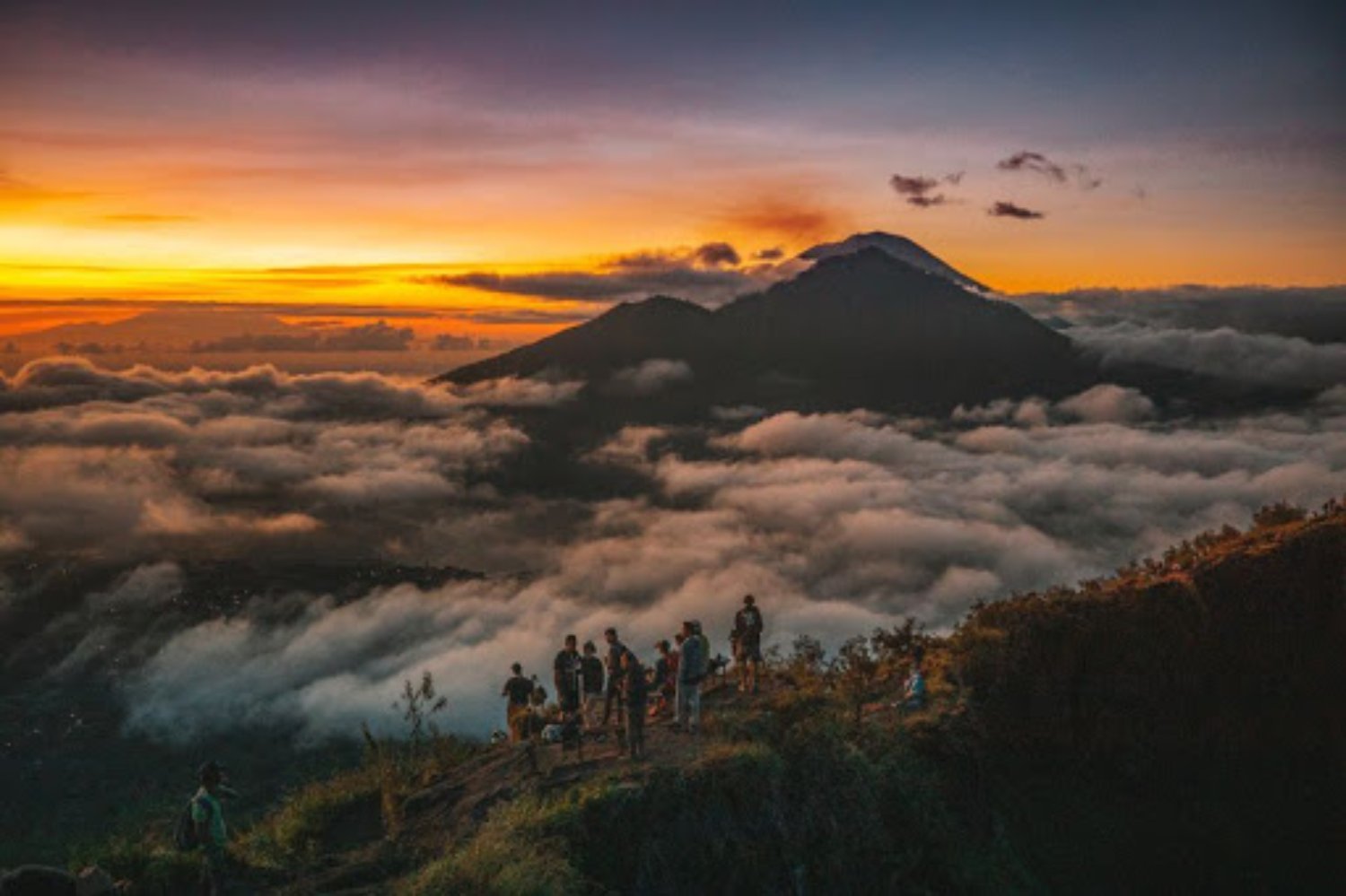 Батур бали. Гора Батур на Бали. Вулкан Гунунг Батур. Вулкан Батур на Бали. Бали вулкан Батур рассвет.