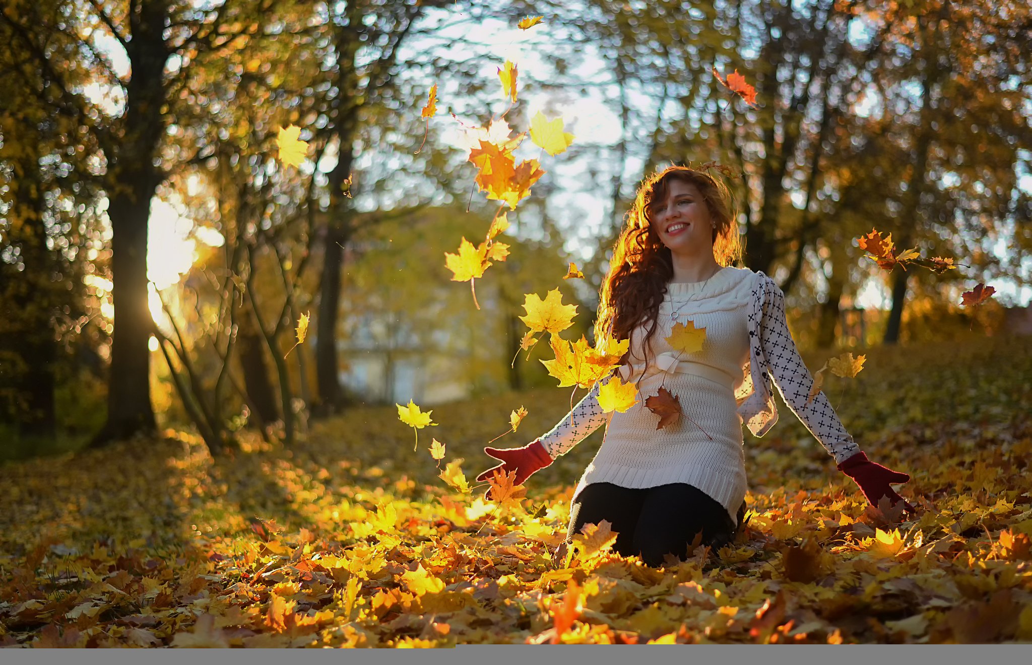 Пришла осенним листопадом. Осенняя девушка. Девушка с осенними листьями. Осень листопад. Девушка и листопад.