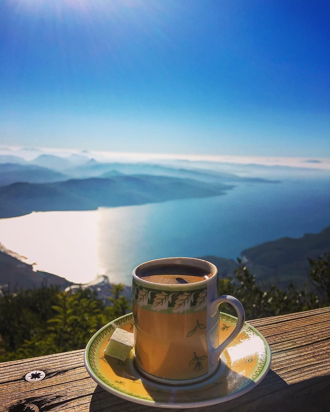 Дом с добрым утром картинки. Утро горы кофе. Чашка кофе в горах. Чашка кофе на природе. Доброе утро горы.