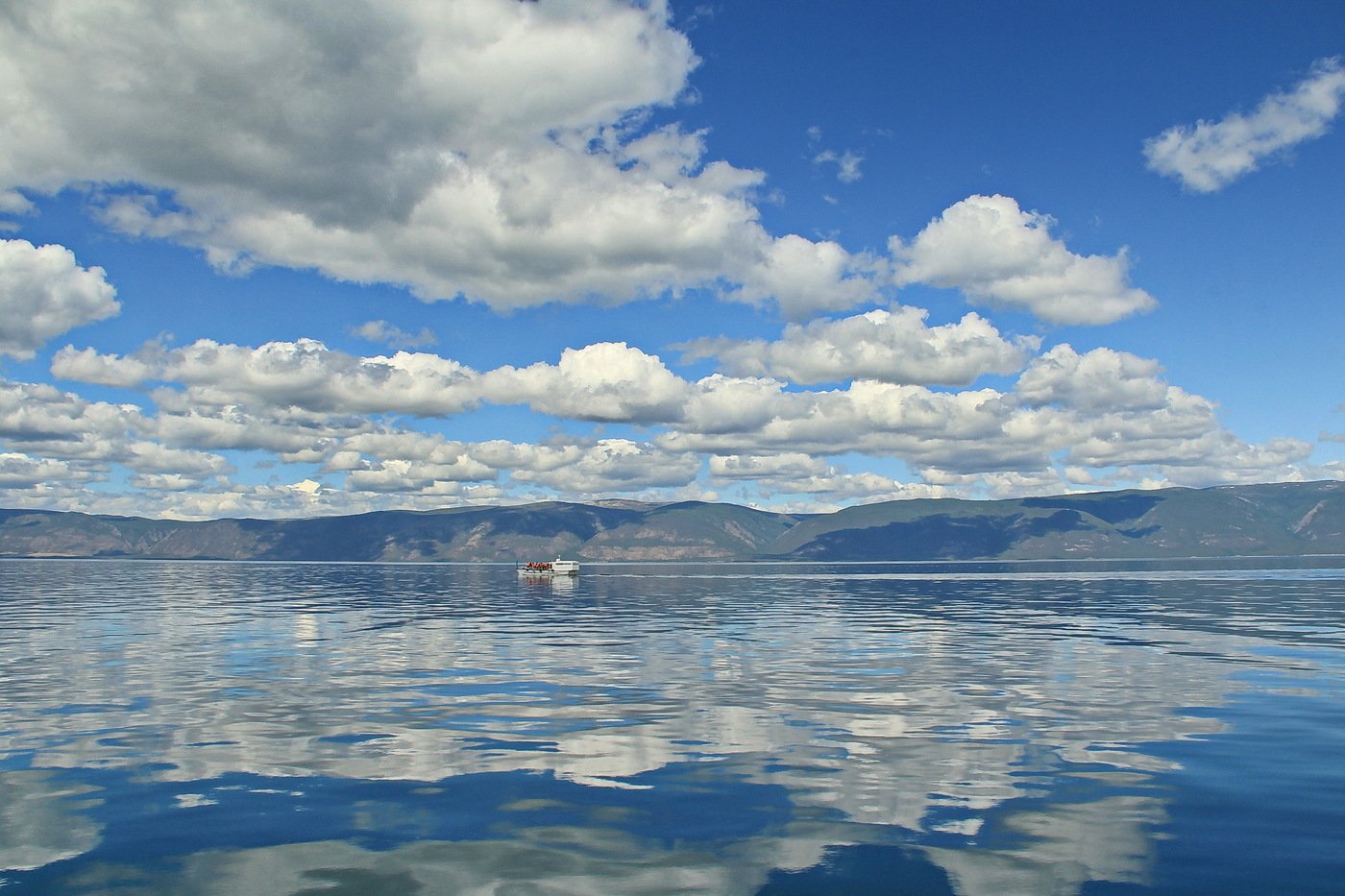 Озеро хана. Озеро Байкал Бурятия. Байкал Кувшиновое озеро. Байкал небо облака. Облака на Байкале.