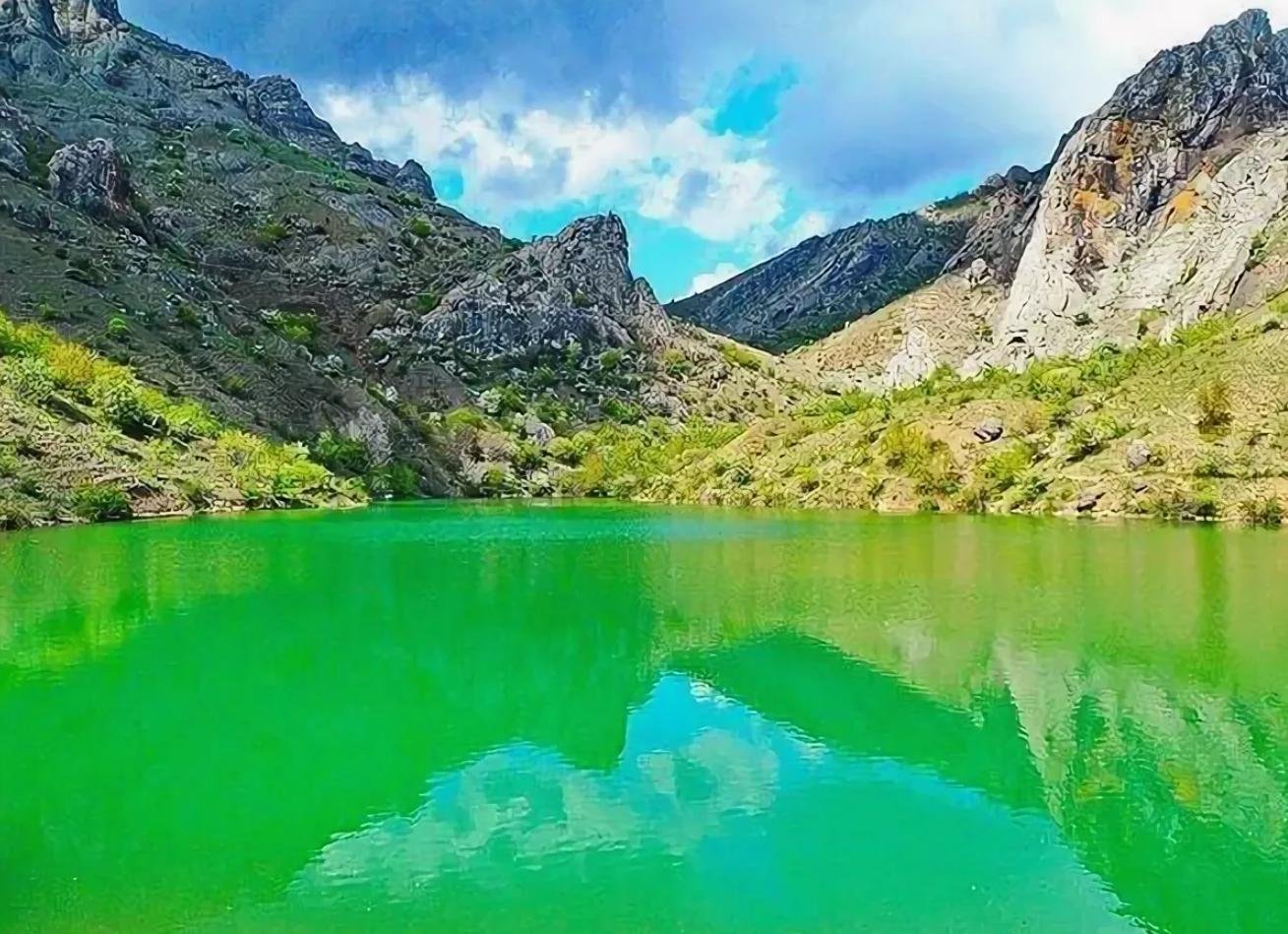 Голубое озеро крым. Озеро Панагия (Крым, Зеленогорье). Голубое озеро Крым Зеленогорье. Голубое озеро Запрудное Алушта. Изумрудное озеро в Крыму Зеленогорье.