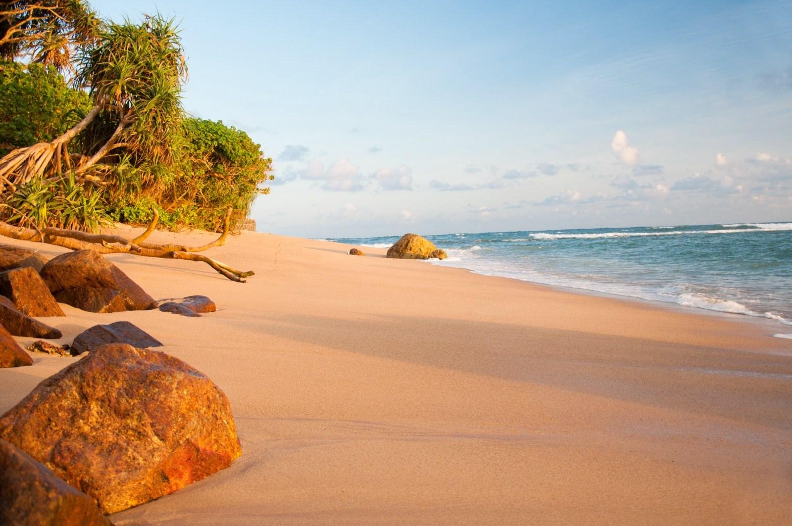 Когда ехать на шри. Шри Ланка пляжи. Остров Цейлон Шри Ланка. Хиккадува Шри Ланка. Мыс Велигама Шри Ланка.