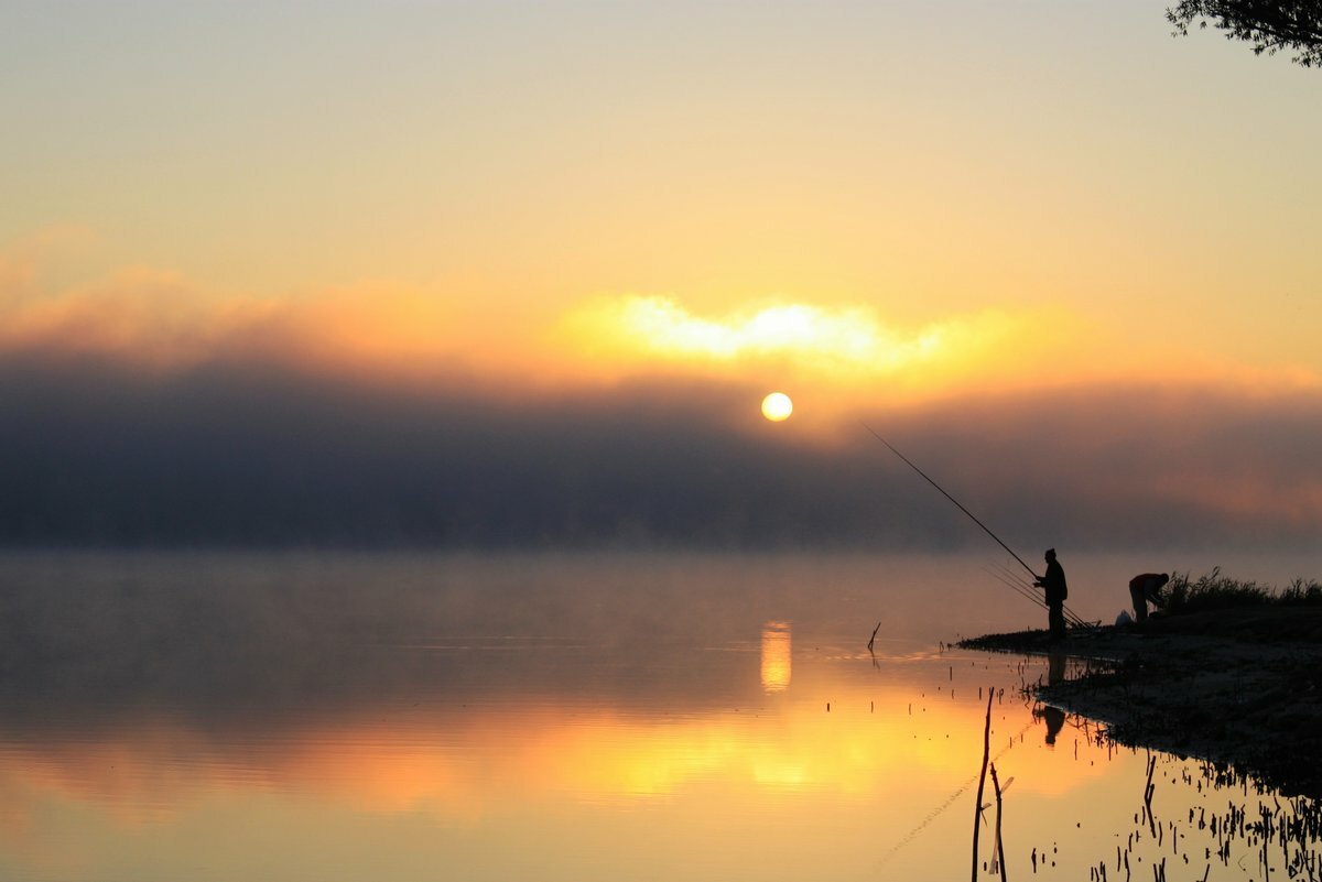 Рыбалка озеро летнее. Природа рыбалка. Пейзаж с рыбаком. Красивая природа рыбалка. Рыбак на природе.