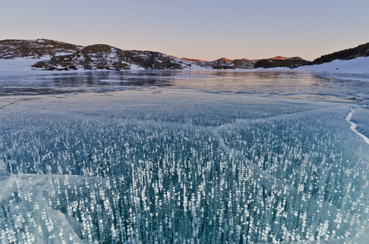 Замерзают ли озера. Лед Байкала. Озеро Байкал пузырьковый лед. Большое Голоустное Байкал зимой лед. Байкал соленое озеро.