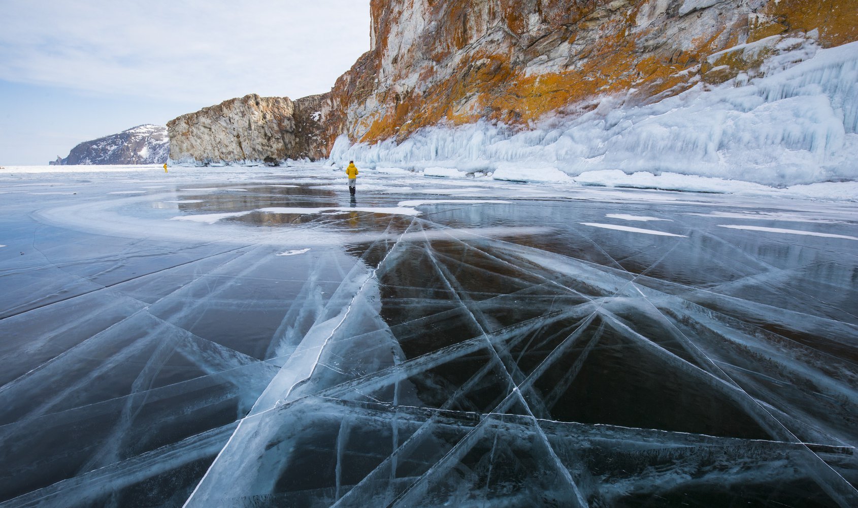 Шагающий лед. Зимний Байкал Горячинск. Горячинск Байкал зимой. Озеро Байкал становые щели. Изумрудный лёд на озере Байкал.